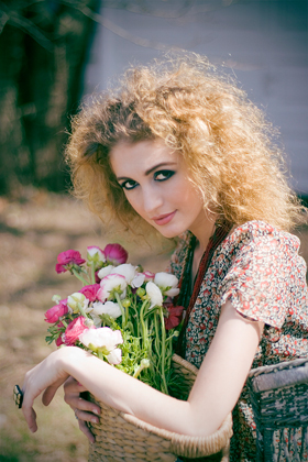Professional portrait photography - Model posing with flowers