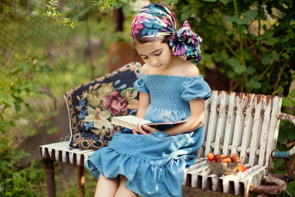 Children photographer - Girl reading a book