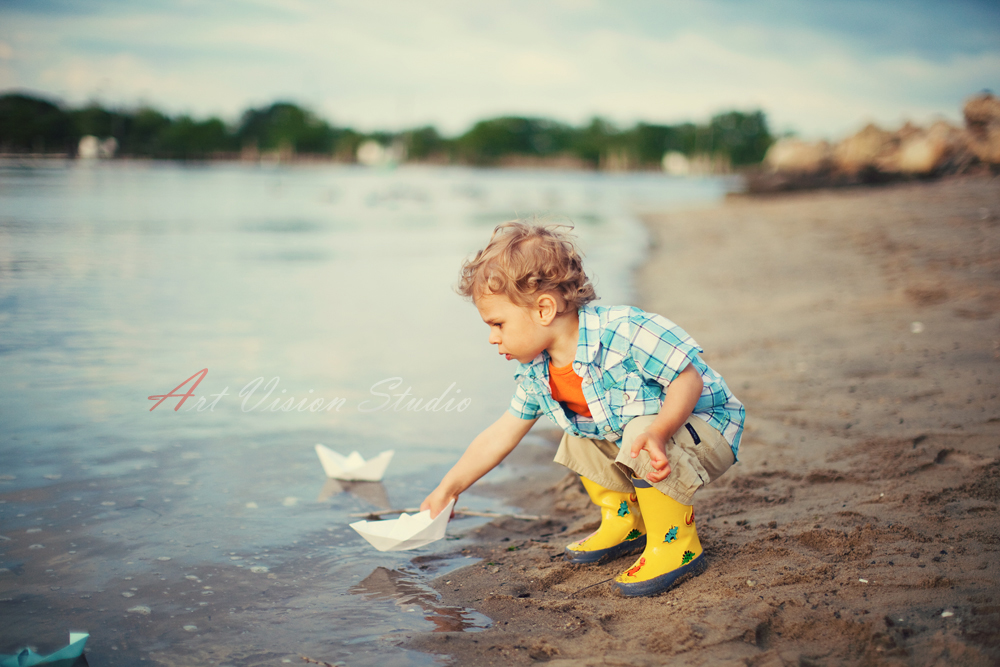 Kids photographer in Stamford, CT - Boy with origami boats at the beach photo