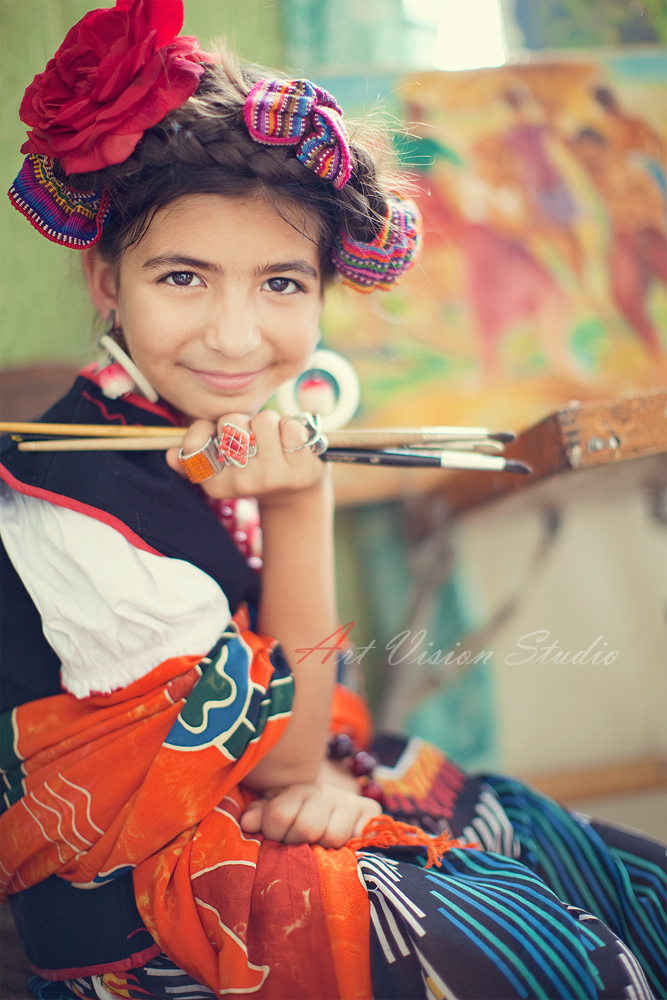Themed photography sessions for little models - A girld posing for the Frida inspiration session