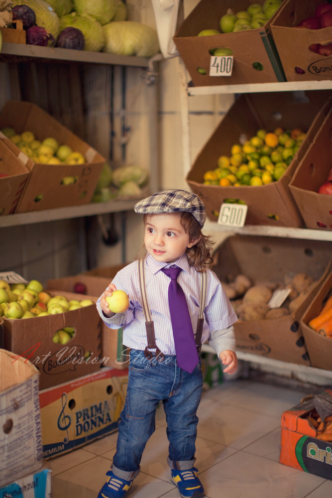 Armenian-American portrait photographer in Yerevan,Armenia - Toddler boy with an apple