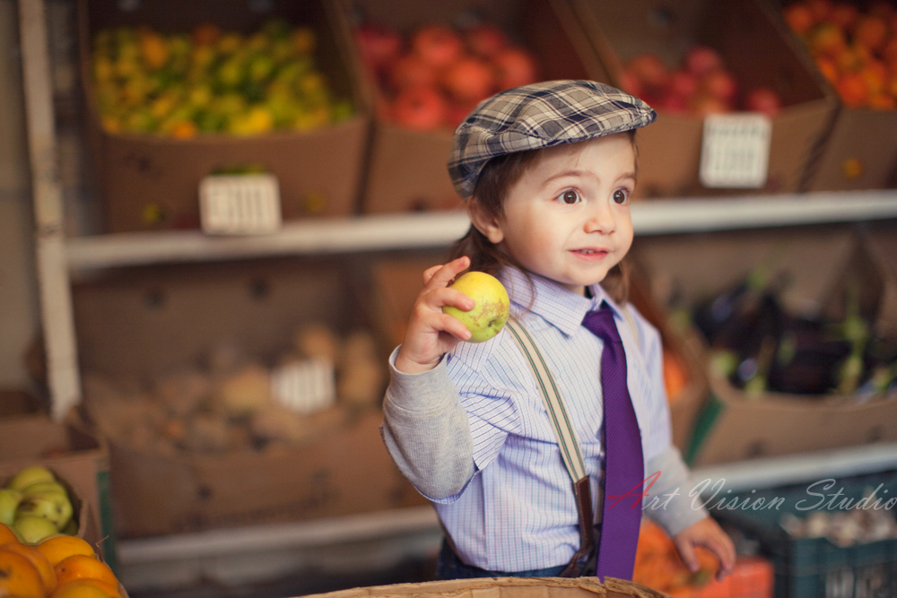 Greenwich CT children photographer - Lifestyle session at the farmer's shop