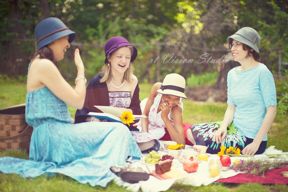 Greenwich, CT lifestyle photographer - Bachelorette picnic photo shoot in Binney park, CT