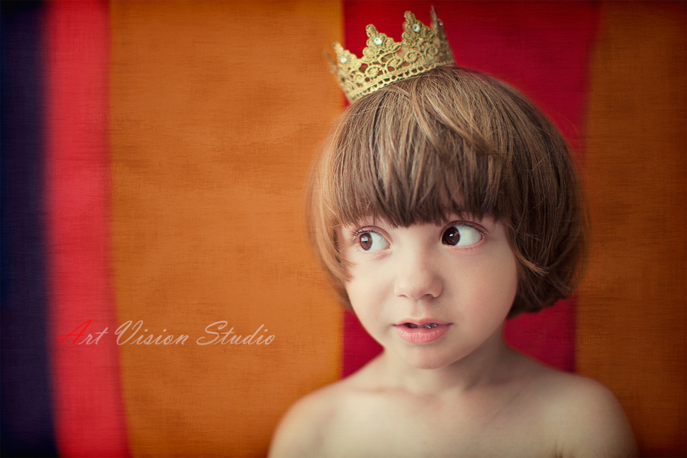Connecticut children's photographer - A boy with a crown