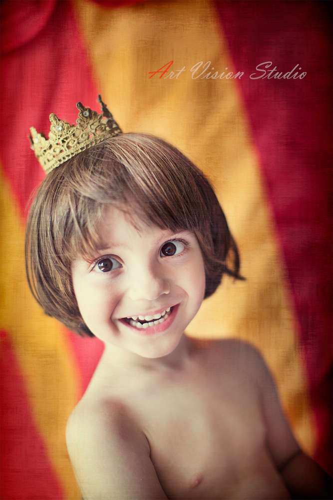 CT child  photographer - POrtrait of a boy with crown