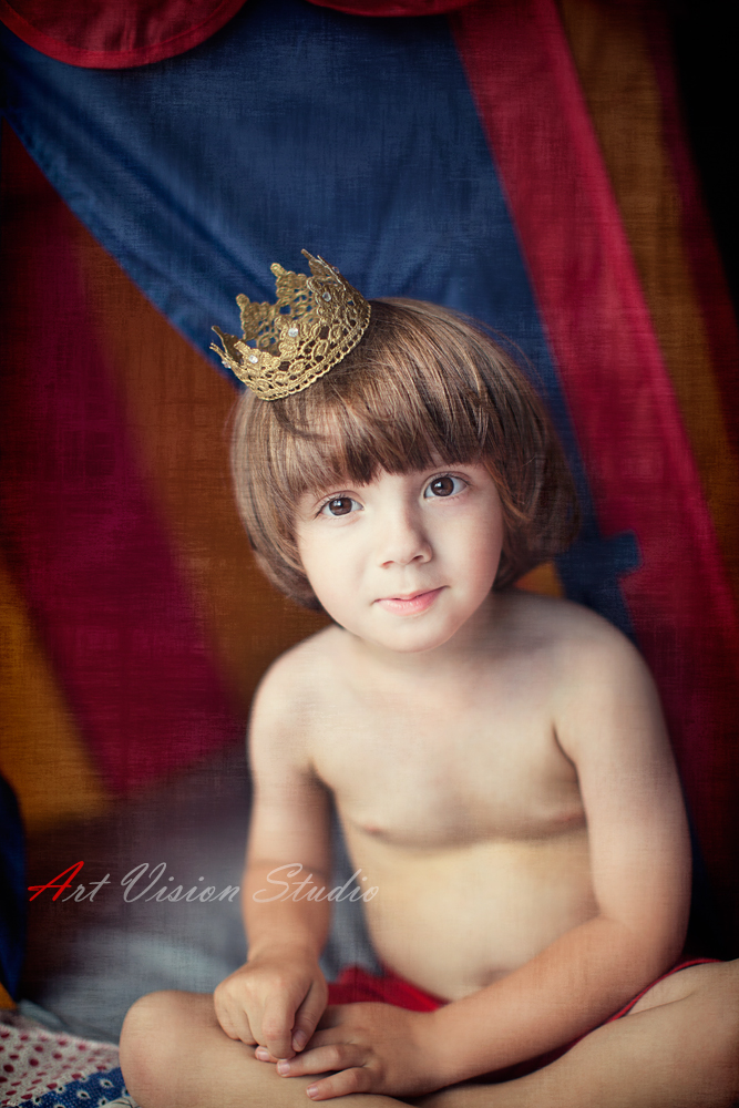 Children's photography by Art Vision Studio - Portrait of a boy with crown 