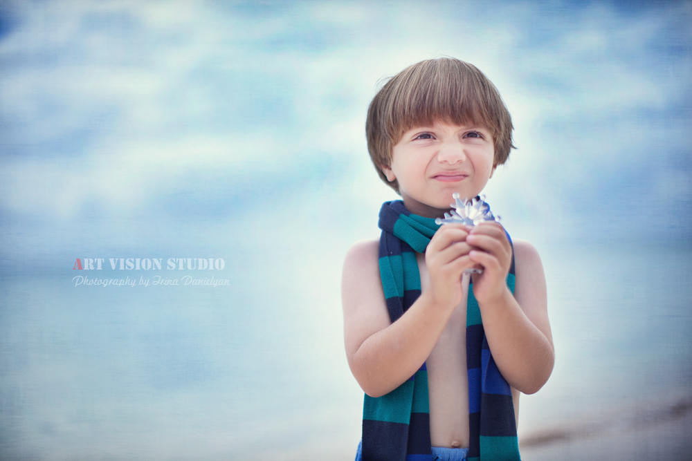 Snowflake and the Caribbean sea - Xmas themed photography for children in Playa del Carmen, Mexico