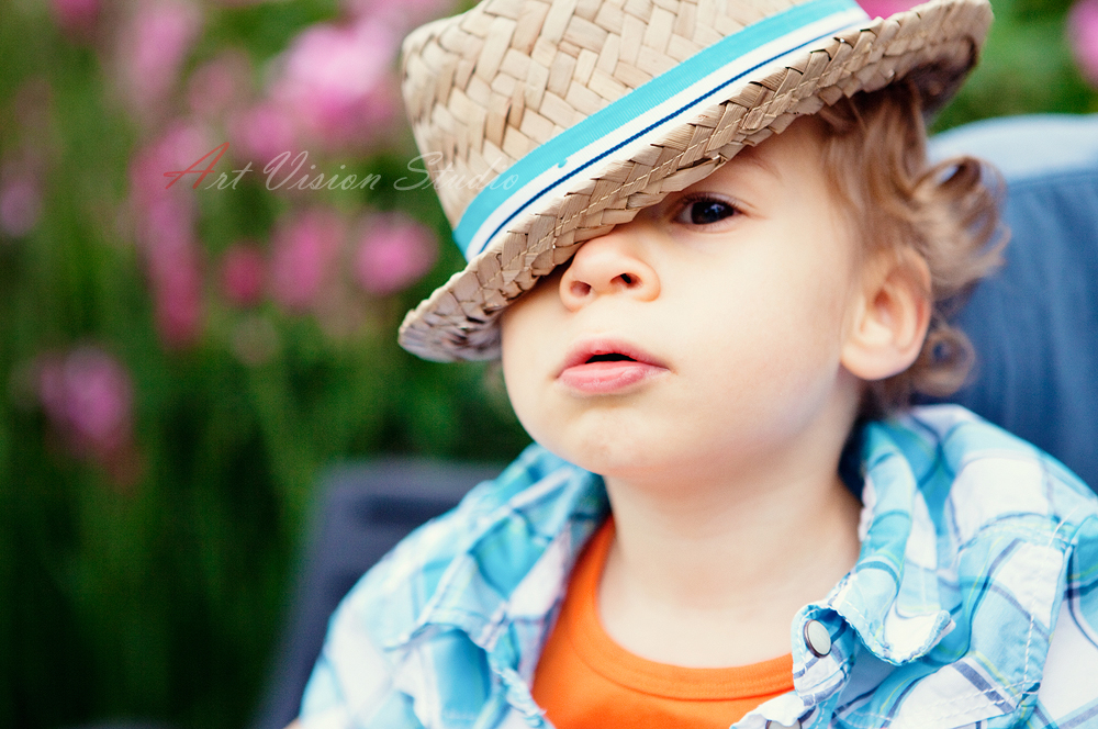 Children photographer in Stamford, CT - Portrait of a boy in a hat