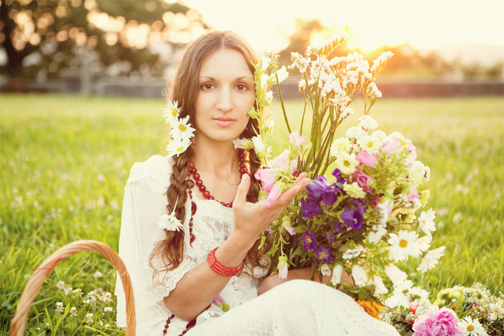 Country themed photo session in Connecticut - Model holding flowers