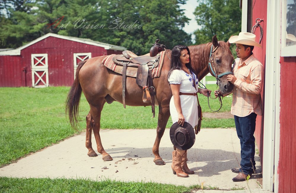 Stamford CT lifestyle family photographer- Couple posing with a horse in Stamford, Connecticut