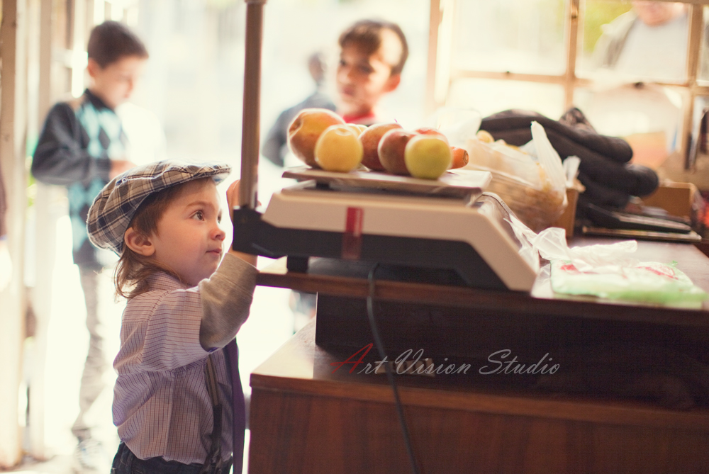 Lifestyle children photographer in Stamford, CT - Photography session at the farmer's shop