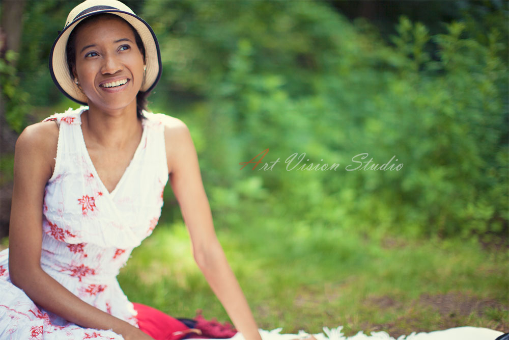 Natural light portait photographer in Stamford, CT - Picnic photography session in Greenwich, CT