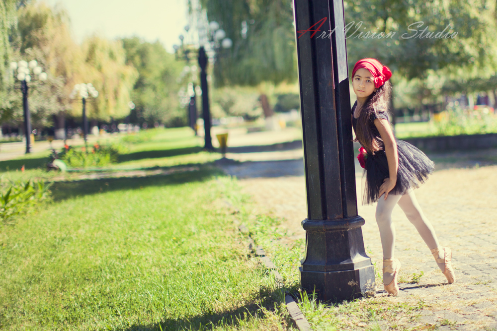 Stamford, CT kids photographer - Little ballerina posing for photography in the city