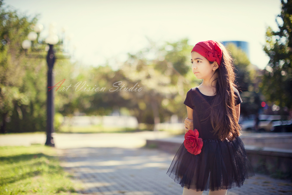 Stamford, CT children's photographer -Little barrelina in the big city