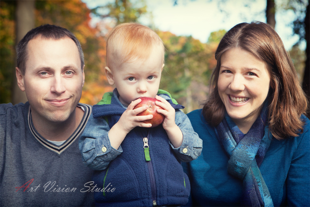Kids and family portraits photographer in Greenwich, CT - Lifestyle family portrait in a park in Greenwich, CT 