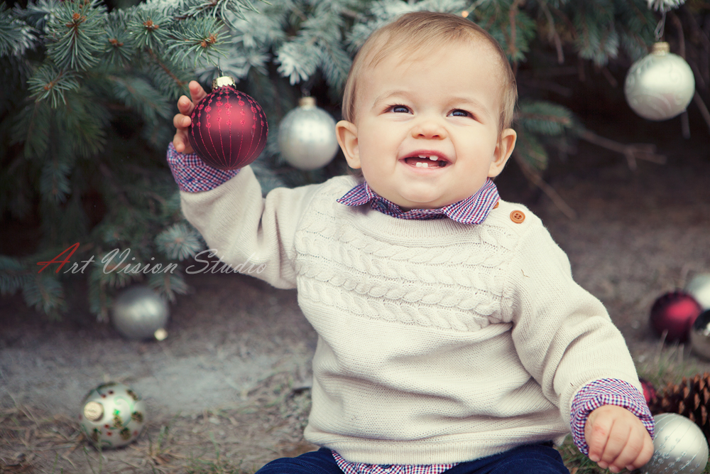 Baby photographer in Greenwich, CT - Lifestyle baby portrait in a park in Greenwich, CT 