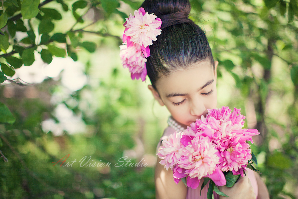 Connecticut children's photographer - Girls with peonies