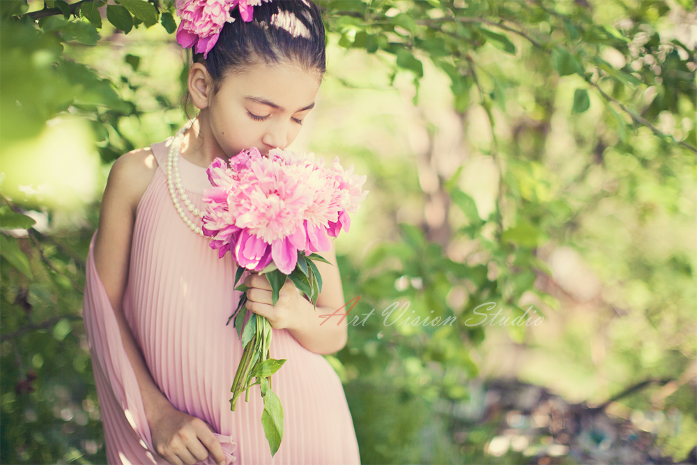 CT child model photographer - A portrait with peonies