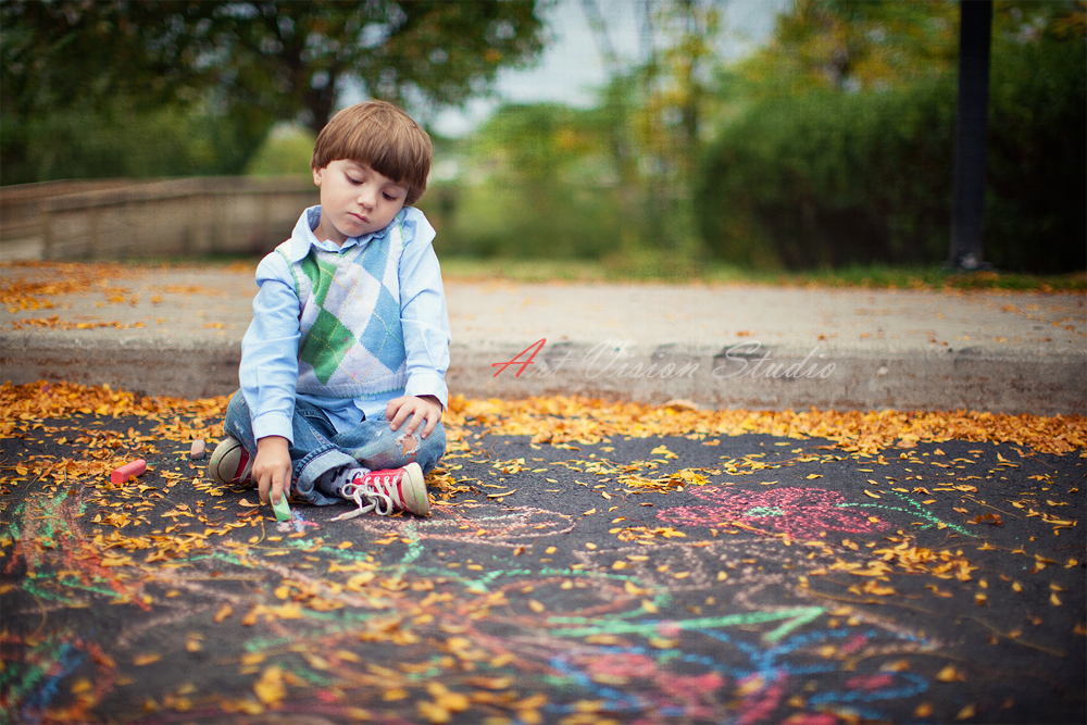 Portrait of a boy drawing with chalk - Creative child photographer