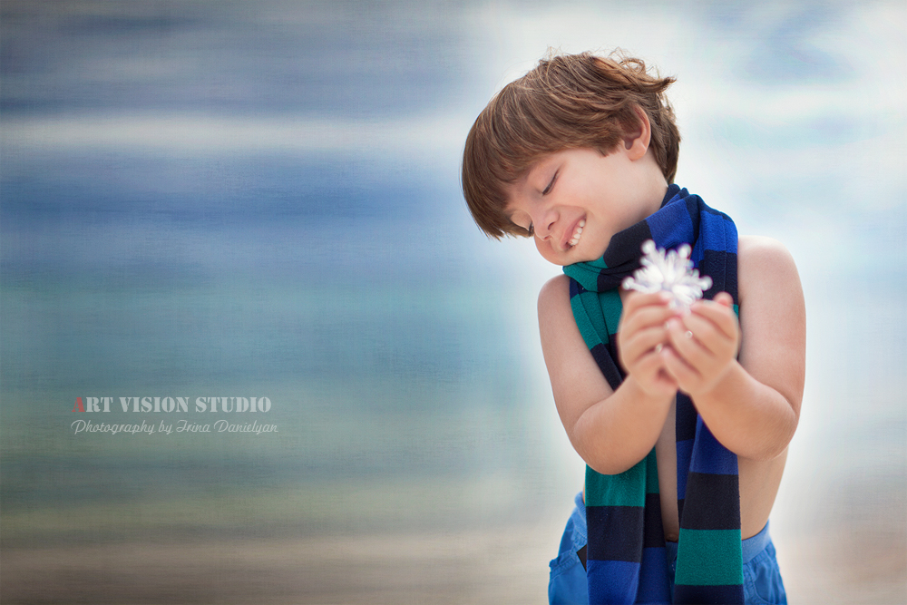 A boy with a snowflake - Playa del Carmen child photographer