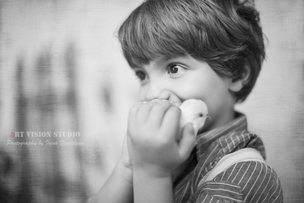Easter photography by Art Vision Studio in Playa del Carmen - Boy and a chic easter photo in Playa del Carmen